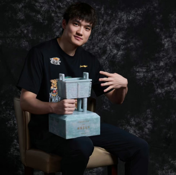 他此前曾经, 如今活跃在